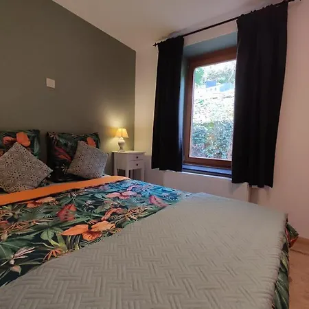 Au Rocher בית הארחה