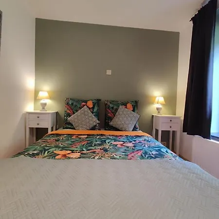 Au Rocher בית הארחה דינאן